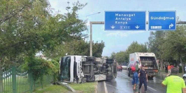 Antalya’da servis otobüsü devrildi: 15 otel çalışanı yaralandı