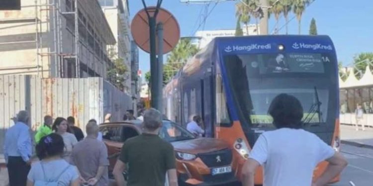 Antalya’da tramvay ile araba çarpıştı: Seferler aksadı