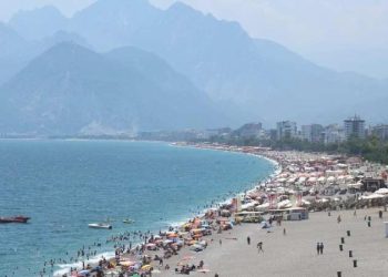 Antalyalılara ve turistlere kalan Konyaaltı Kıyısı’nda görüntü birebir