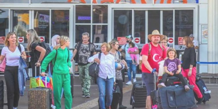 Antalya’ya hava yoluyla gelen turist sayısı 5 milyonu aştı