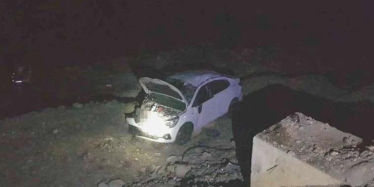 Araba 4 metre yükseklikten şarampole uçtu: 5 yaralı