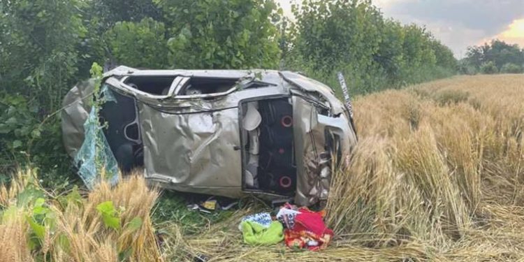 Araba tarlaya devrildi: 1 kişi hayatını kaybetti, 4 kişi de yaralandı!