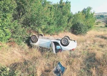 Araba tarlaya uçtu: 4 kişi yaralandı!