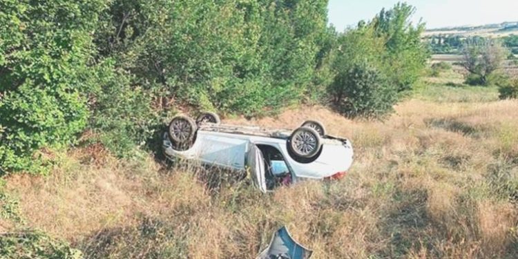 Araba tarlaya uçtu: 4 kişi yaralandı!