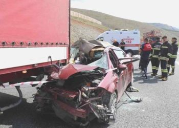 Araba TIR’ın altına girdi: 2 meyyit, 3 yaralı