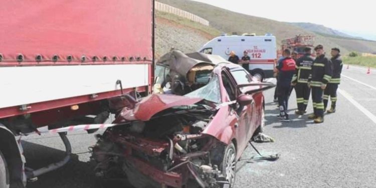 Araba TIR’ın altına girdi: 2 meyyit, 3 yaralı