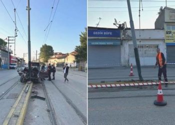 Araba tramvay direğine çarptı: Seferler durdu