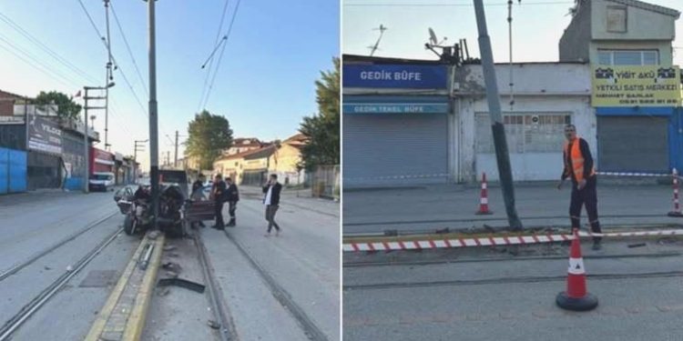 Araba tramvay direğine çarptı: Seferler durdu