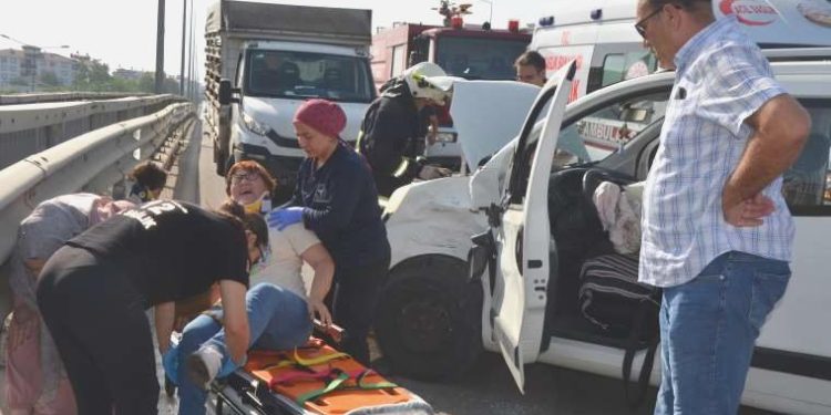 Arabayla hafif ticari araç çarpıştı: 1 meyyit, 4 yaralı