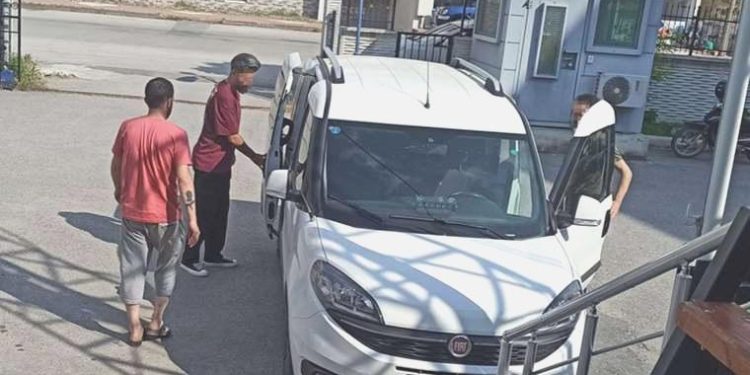 Arkadaşının telefonunu gasp etti, geri verince hür kaldı!