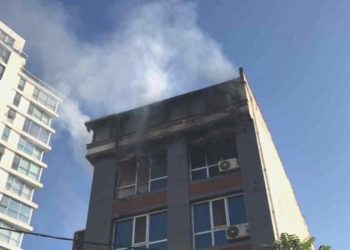 Ataşehir’de 5 katlı binada yangın: 2 kişi dumandan etkilendi