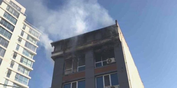 Ataşehir’de 5 katlı binada yangın: 2 kişi dumandan etkilendi