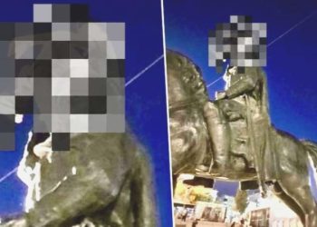 Atatürk heykeline saygısızlık: Üzerine çıktı, ayak ayak üstüne atarak poz verdi