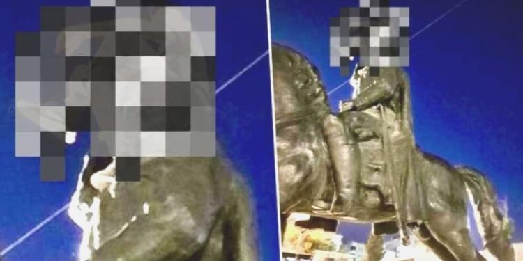 Atatürk heykeline saygısızlık: Üzerine çıktı, ayak ayak üstüne atarak poz verdi