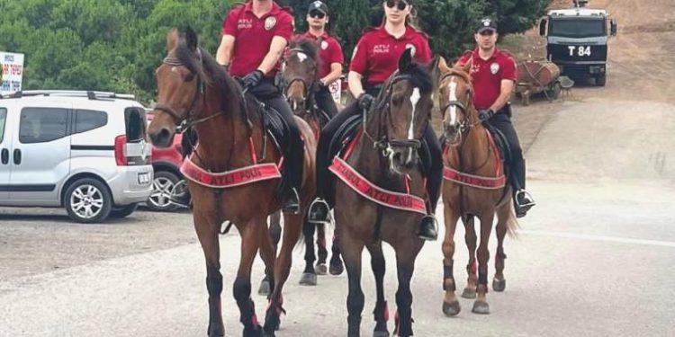 Atlı polislerden Kartal Aydos Ormanı’nda bayram kontrolü