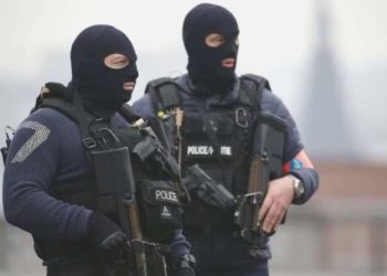 Avrupa’da kendisini polis olarak tanıtarak 5 milyon avroluk dolandırıcılık yapan çete çökertildi