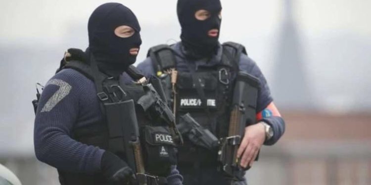 Avrupa’da kendisini polis olarak tanıtarak 5 milyon avroluk dolandırıcılık yapan çete çökertildi