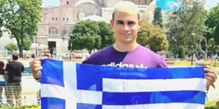 Ayasofya önünde Yunanistan bayrağıyla provokatif paylaşım yapan bireye ülkeye giriş yasağı konuldu