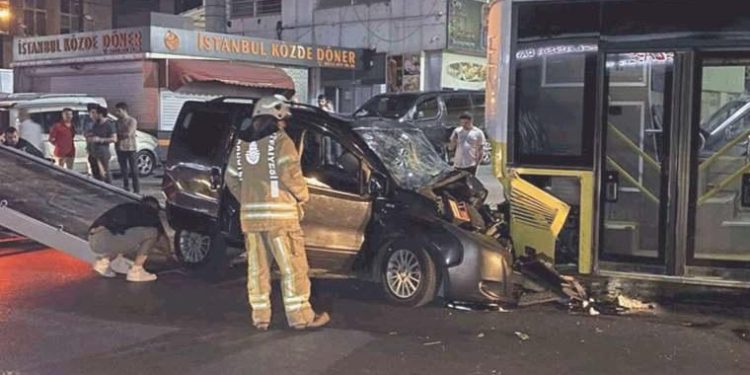 Bağcılar’da denetimini kaybeden şoför İETT otobüsüne çarptı: 4’ü ağır 6 yaralı