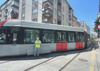 Bağcılar’da tramvay raydan çıktı: Yolcular tahliye edildi
