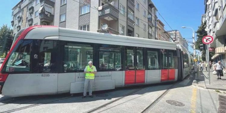 Bağcılar’da tramvay raydan çıktı: Yolcular tahliye edildi