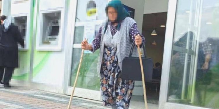 Banka güvenlik vazifelisi, 80 yaşındaki bayanı ‘1 milyon lira’ dolandırılmaktan kurtardı