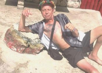 Bardaki kokteyllerin hepsini içmeye çalışınca öldü