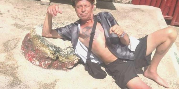 Bardaki kokteyllerin hepsini içmeye çalışınca öldü