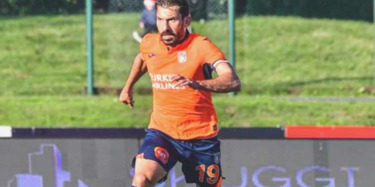 Başakşehir, Şener Özbayraklı’nın kontratını uzattı