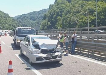 Bayram dönüş trafiğinde 7 araç birbirine girdi