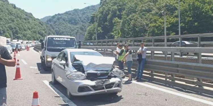 Bayram dönüş trafiğinde 7 araç birbirine girdi