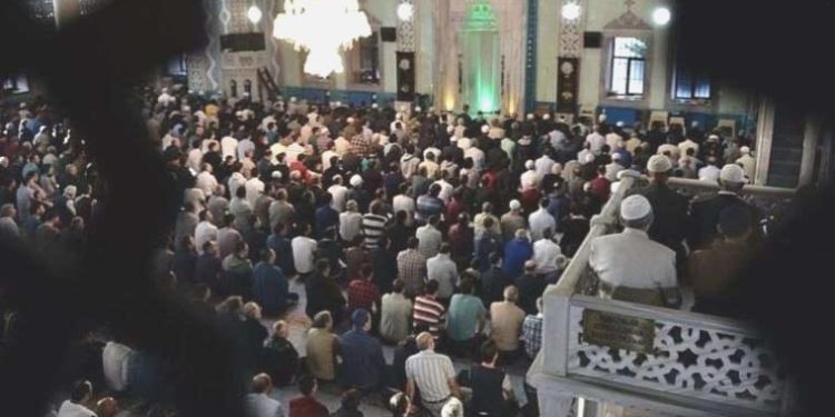 Bayram namazı nasıl kılınır? 2023 Kurban Bayramı namazı nasıl kılınacak?