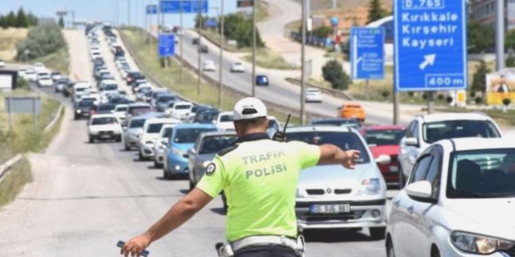 Bayram tatilinin son gününde yollarda yoğunluk yaşanıyor