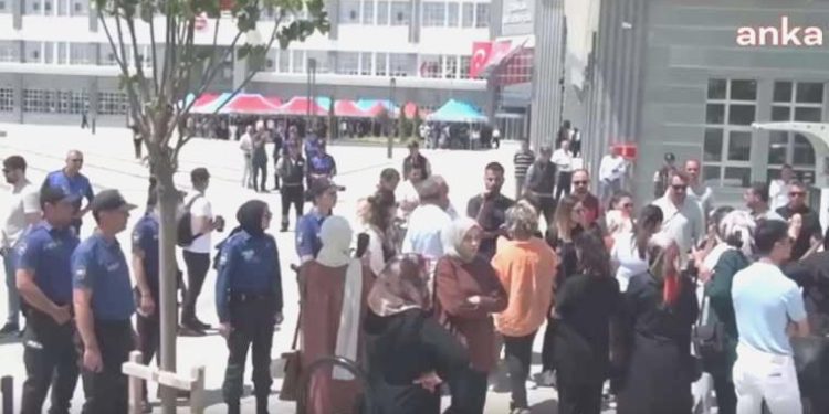 Bayramlaşma merasimine katılmak istediler, gözaltına alındılar