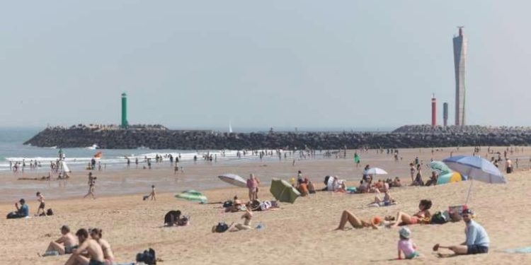 Belçika’daki kıyı kentlerinde ‘üstsüzlere yasak tartışması’