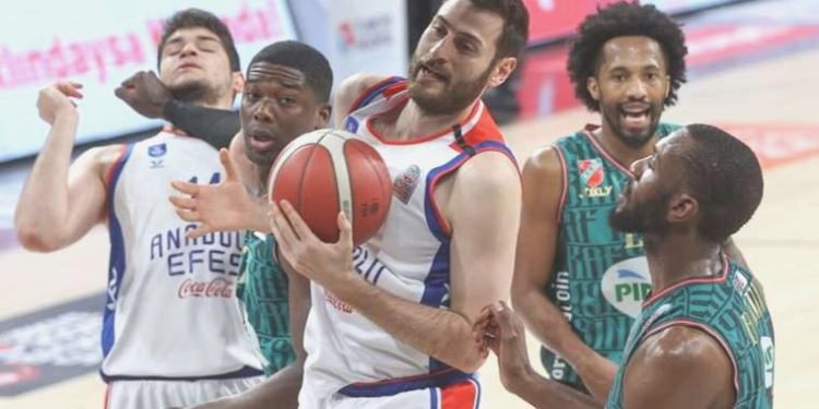 Beşiktaş Egehan Arna ile imzaladı