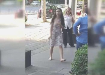 Beylikdüzü’nde panik anları… E-5 Karayolu’nda seyir halindeki aracın önüne atladı!