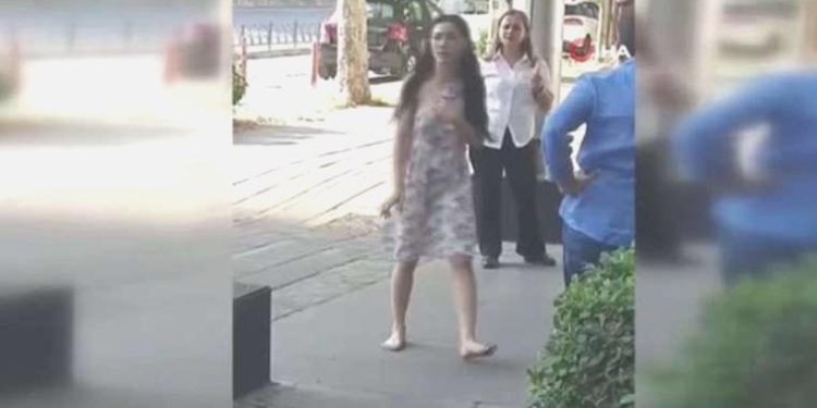 Beylikdüzü’nde panik anları… E-5 Karayolu’nda seyir halindeki aracın önüne atladı!