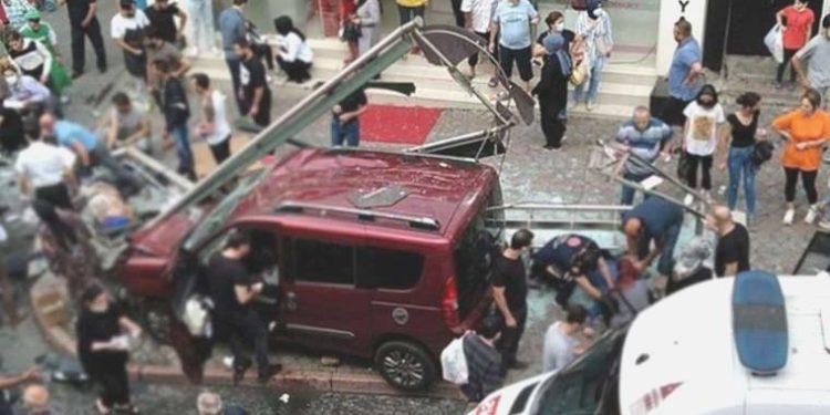 Beyoğlu’nda otobüs durağına girmişti: Savcı 22 yıl 6 aya kadar mahpus istedi