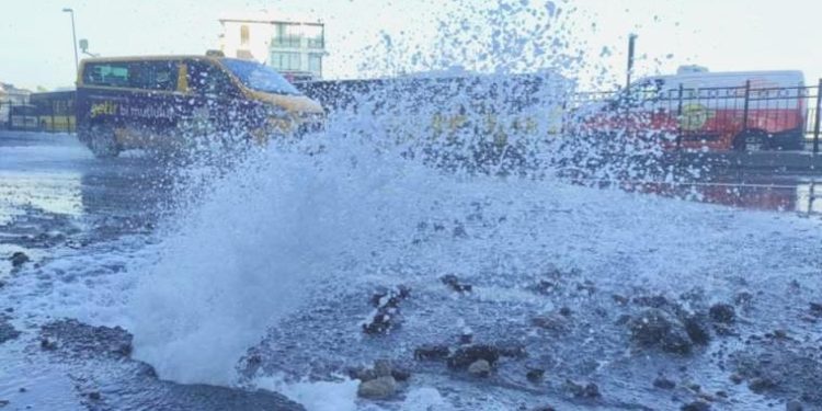 Beyoğlu’nda su borusu patladı