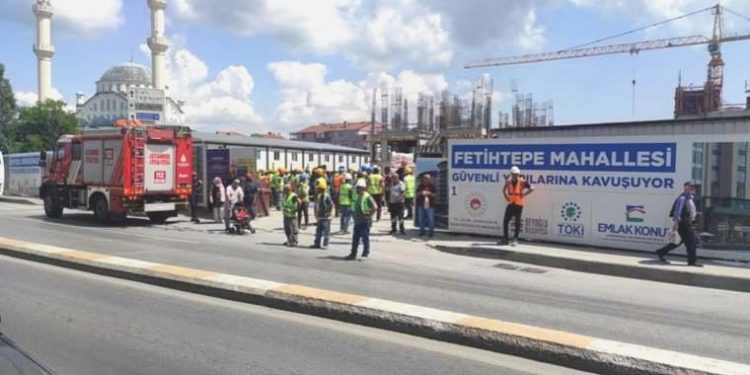 Beyoğlu’nda vincin çarptığı personel ağır yaralandı!