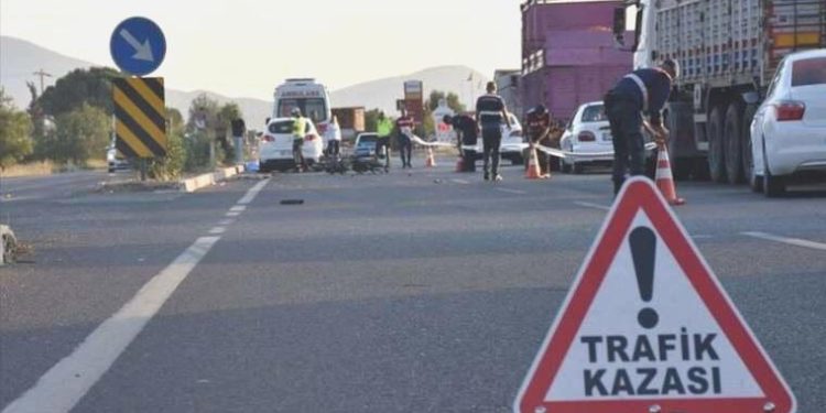 Bingöl’de hafif ticari araç ile araba çarpıştı: 6 yaralı!