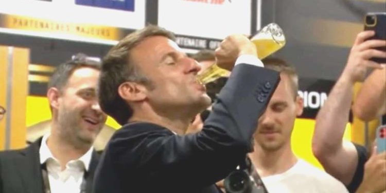 Birayı fondipleyen Macron, tenkitlerin maksadı oldu