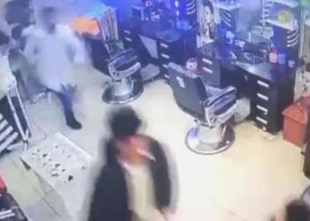 Büyük panik yaşandı! Sarsıntı oluyor sandı, berberi birbirine kattı
