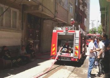 Çakmakla oynayan 4 yaşındaki çocuk konutu yaktı: 3 kişi dumandan etkilendi