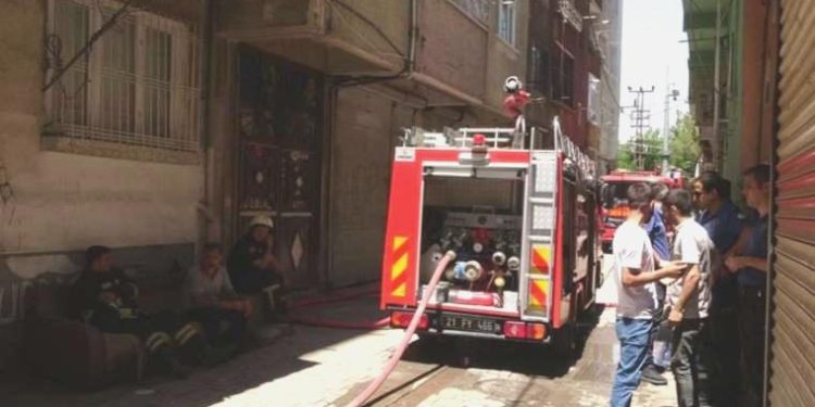 Çakmakla oynayan 4 yaşındaki çocuk konutu yaktı: 3 kişi dumandan etkilendi