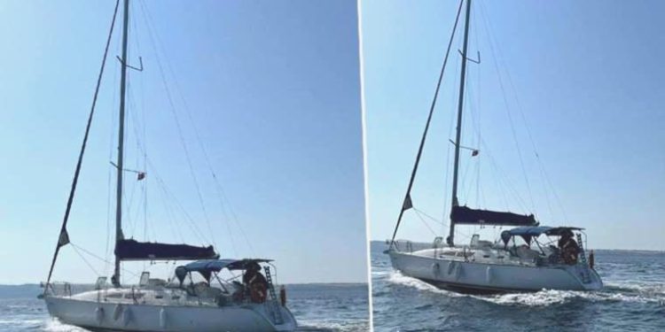 Çanakkale açıklarında rotası İtalya olan teknede 48 kaçak göçmen yakalandı