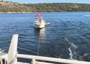 Çanakkale Boğazı’nda arızalanan tekne kurtarıldı