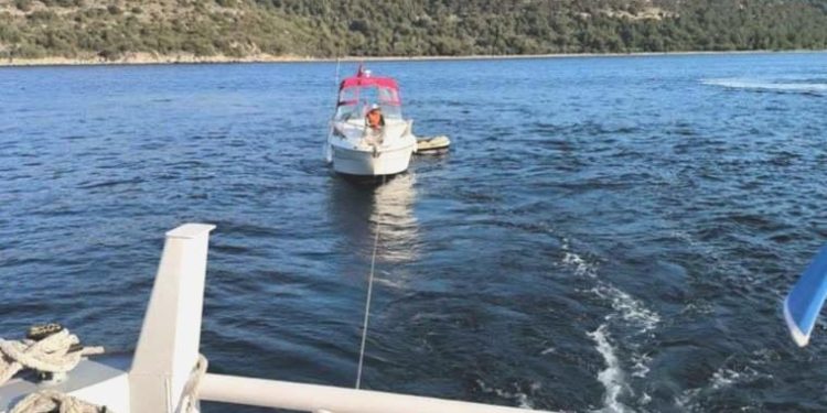 Çanakkale Boğazı’nda arızalanan tekne kurtarıldı