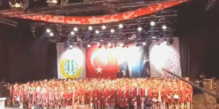 Çapa Tıp öğrencileri dekanın Hipokrat Yemini’ndeki ‘cinsel yönelim’ sansürünü deldi!